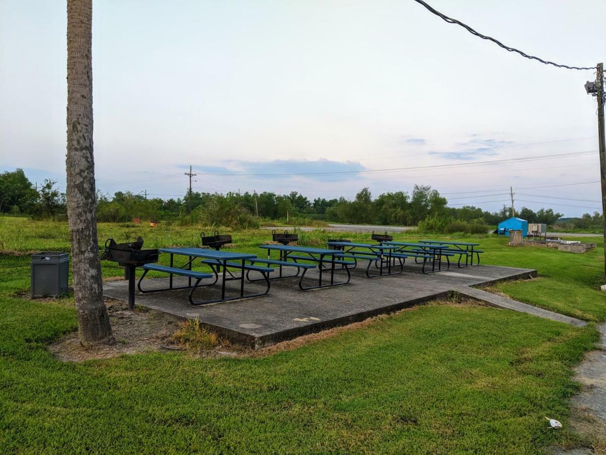 Lake Houmas Inn Екстериор снимка